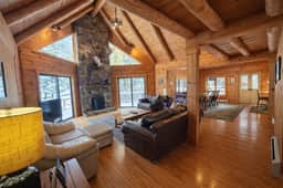 Hartford's Point Lodge Spacious Log Cabin *Perfect for families*