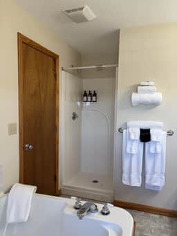 Juniper Motel - Pet Friendly-King Bed-Ground Floor- Room 21