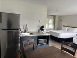 Juniper Motel-Deluxe Double Queen Suite-Pet Friendly-Kitchenette-Room 10