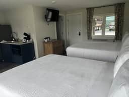 Juniper Motel-Deluxe Double Queen Suite-Pet Friendly-Kitchenette-Room 10