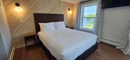 Juniper Motel-Deluxe Double Queen-Second Floor-Pet Friendly-Room 7