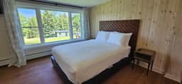 Juniper Motel-Deluxe Double Queen-Second Floor-Pet Friendly-Room 7