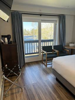 Juniper Motel-Double Queen-Pet Friendly-Balcony-Room 18