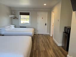 Juniper Motel-Double Queen-Pet Friendly-Balcony-Room 18