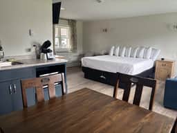 Juniper Motel-King Suite-Ground Floor-Room 12