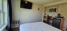 Juniper Motel-Lake Front-Single Queen-Second Floor-Room 8