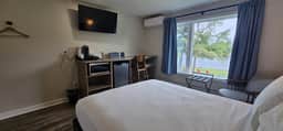 Juniper Motel-Single Queen-Studio-Second Floor-Room 3