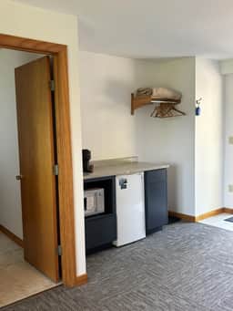 Juniper Motel - Pet Friendly-King Bed-Ground Floor- Room 21