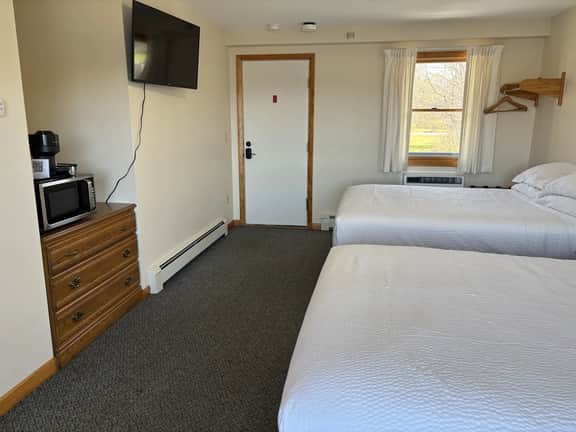 Juniper Motel *Double Queen*Pet Friendly*Balcony*Room 13