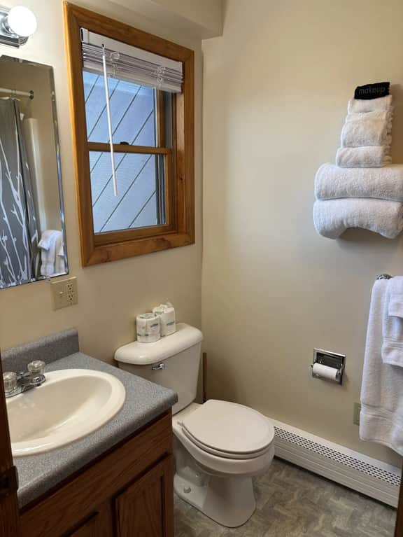 Juniper Motel *Double Queen*Pet Friendly*Balcony*Room 13