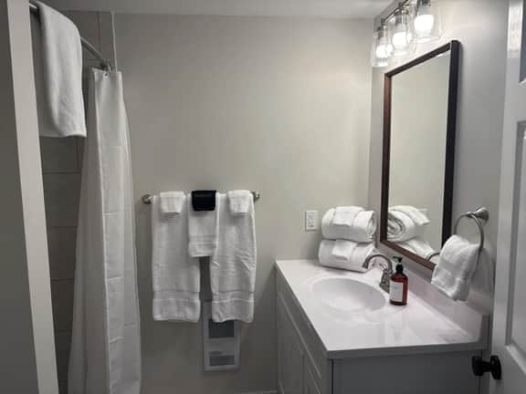 Juniper Motel-Deluxe Double Queen Suite-Pet Friendly-Kitchenette-Room 10