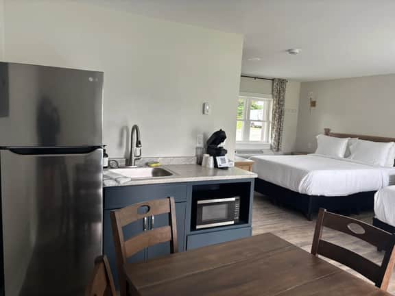 Juniper Motel-Deluxe Double Queen Suite-Pet Friendly-Kitchenette-Room 10