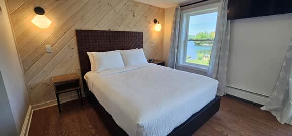 Juniper Motel-Deluxe Double Queen-Second Floor-Pet Friendly-Room 7