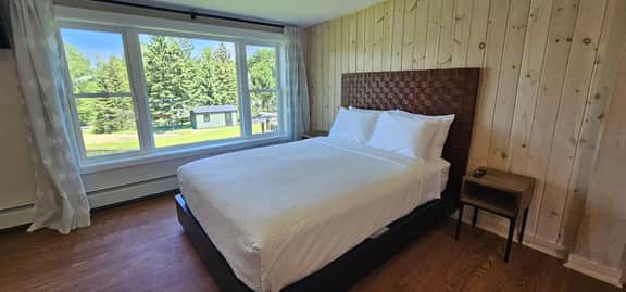 Juniper Motel-Deluxe Double Queen-Second Floor-Pet Friendly-Room 7