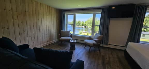 Juniper Motel-Deluxe King-Second Floor-Room 6