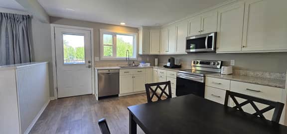 Juniper Motel-King Apartment-First Floor-Deck-Full Kitchen-Room 9