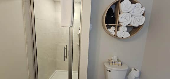 Juniper Motel-King Deluxe-Second Floor-Room 5