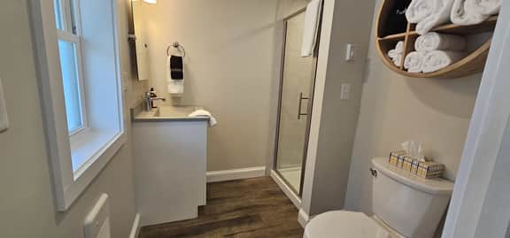 Juniper Motel-King Deluxe-Second Floor-Room 5