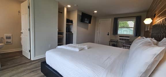 Juniper Motel-King Studio-Pet Friendly-Second Floor-Room 1