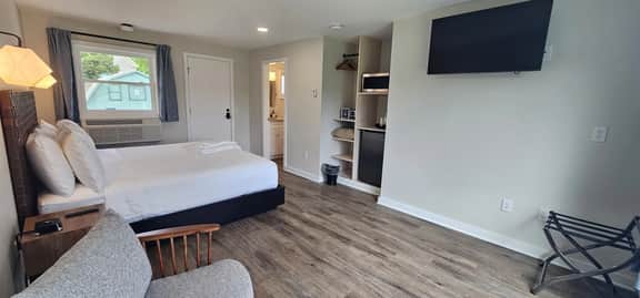 Juniper Motel-King Studio-Pet Friendly-Second Level-Room 2