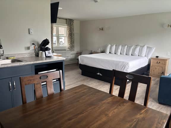 Juniper Motel-King Suite-Ground Floor-Room 12
