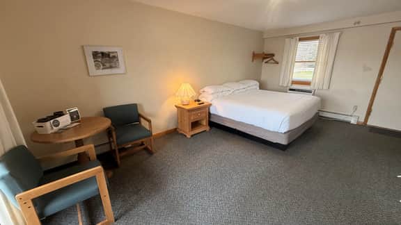 Juniper Motel-King-Jacuzzi-Balcony-Room 16