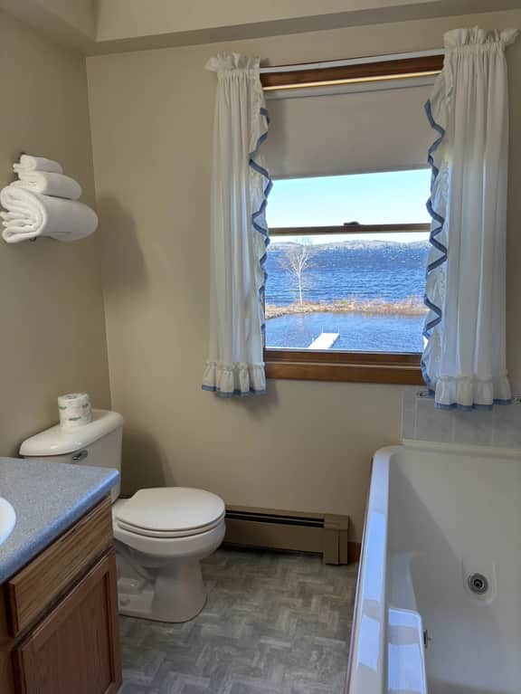 Juniper Motel-King-Jacuzzi-Balcony-Room 16