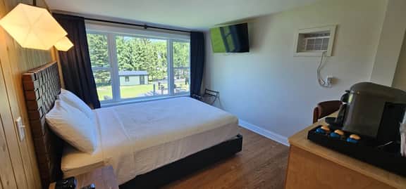 Juniper Motel-Lake Front-Single Queen-Second Floor-Room 8