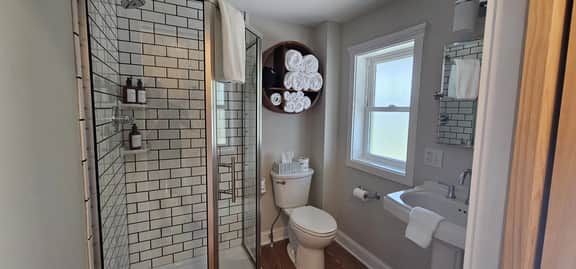 Juniper Motel-Lake Front-Single Queen-Second Floor-Room 8