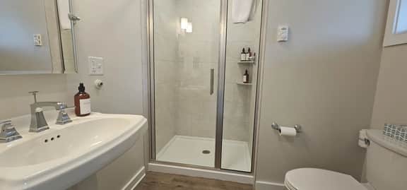 Juniper Motel-Single Queen-Studio-Second Floor-Room 3