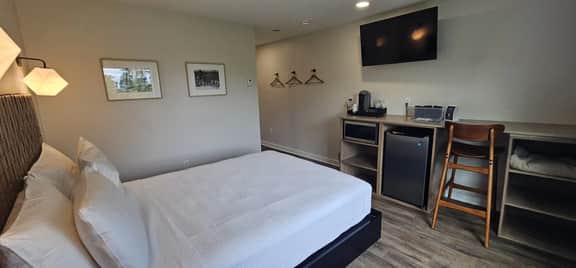 Juniper Motel-Single Queen-Studio-Second Floor-Room 3