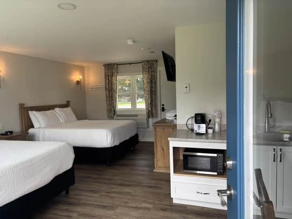 Motel-Lake Front-Double Queen-Ground Floor-Handicap Accessible-Pet Friendly-Room 11
