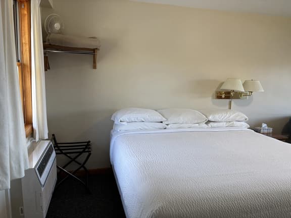 Juniper Motel-King-Pet Friendly-Upper Level-Room 15