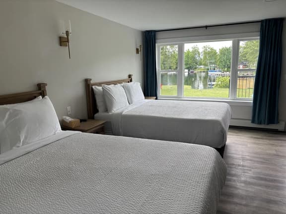 Juniper Motel-Deluxe Double Queen Suite-Pet Friendly-Kitchenette-Room 10