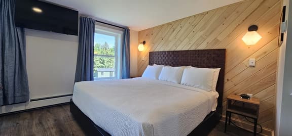 Juniper Motel-Deluxe King-Second Floor-Room 6