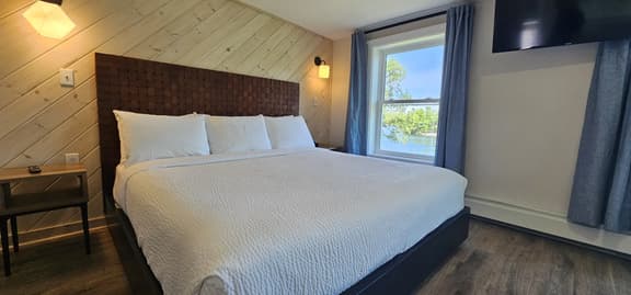 Juniper Motel-King Deluxe-Second Floor-Room 5