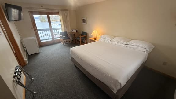 Juniper Motel-King-Jacuzzi-Balcony-Room 16