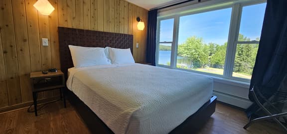 Juniper Motel-Lake Front-Single Queen-Second Floor-Room 8