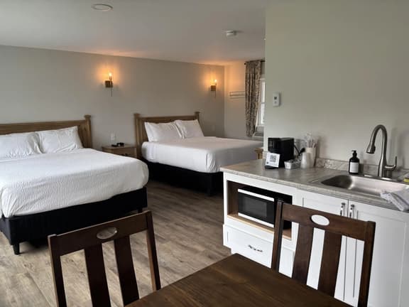 Motel-Lake Front-Double Queen-Ground Floor-Handicap Accessible-Pet Friendly-Room 11